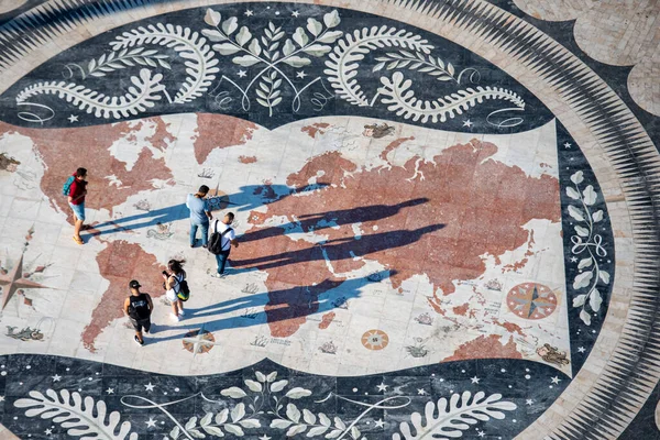 People Walk Giant World Map Mosaic Pavement Padrao Dos Descobrimentos — Photo