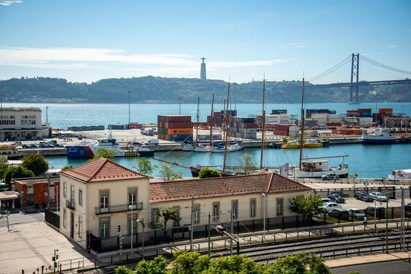 ポルトガルのリスボン市のリオ テジョにある貨物港です ポルトガル リスボン 2021年10月 — ストック写真