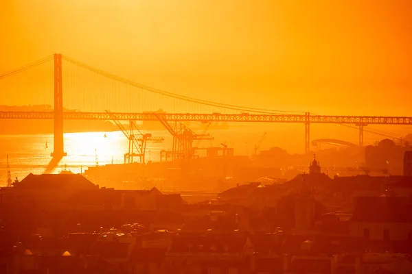 ポルトガルのリスボン市の近くにあるリオ テジョにあるポンテ25 アブリルや4月25日の橋のあるカステロからの夕日 ポルトガル リスボン 2021年10月 — ストック写真