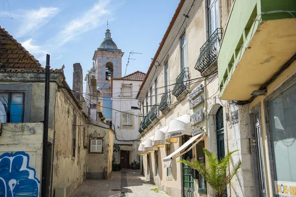 ポルトガルのリスボン市の隣にあるリオ テジョにある町の中心部にある教会やイグレヤ ポルトガル リスボン 2021年10月 — ストック写真