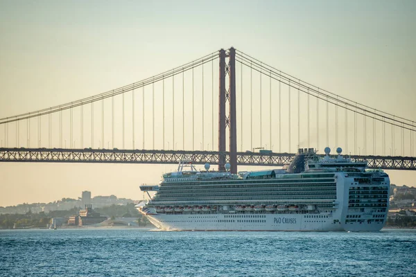 Cruise Ship Front Ponte Abril 25The April Bridge Rio Tejo — Stock Photo, Image