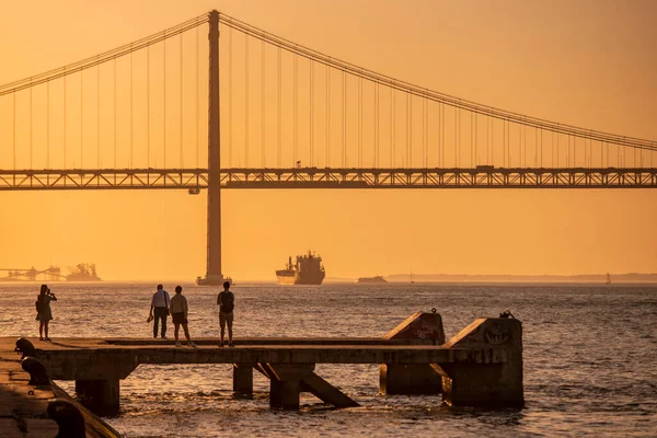 4月25日のポンテ25号橋 ポルトガル語 Ponte Abril または4月25日のリオテジョ橋 ポルトガル語版 ポルトガル リスボン 2021年10月 — ストック写真
