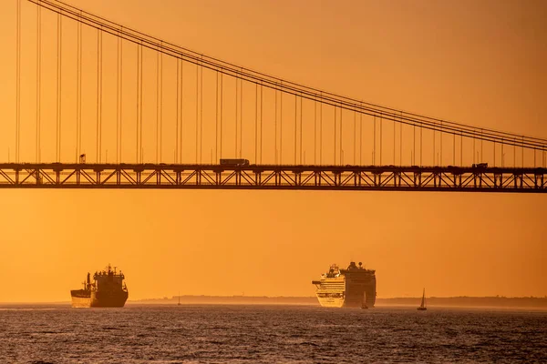 Cruise Ship Front Ponte Abril 25The April Bridge Rio Tejo — Stock Photo, Image