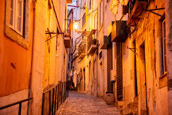 Δρόμο Και Δρομάκι Στην Alfama Της Πόλης Της Λισαβόνας Στην — Φωτογραφία Αρχείου