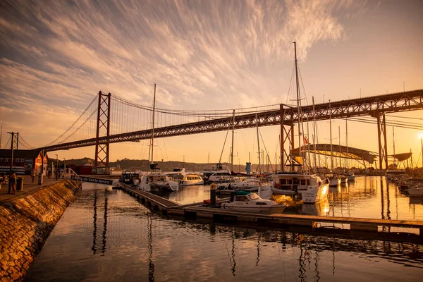 Doca Port Alcantara Ponte Abril 25The April Bridge Rio Tejo — 스톡 사진