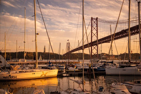 ポルトガルのリスボン市の近くにあるリオ テジョにある4月25日橋のあるアルカンタラのドカ港 ポルトガル リスボン 2021年10月 — ストック写真