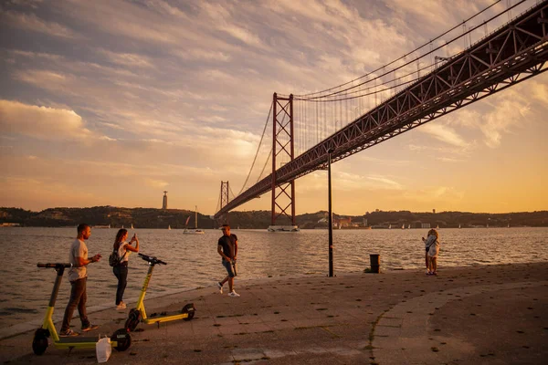 4月25日のポンテ25号橋 ポルトガル語 Ponte Abril または4月25日のリオテジョ橋 ポルトガル語版 ポルトガル リスボン 2021年10月 — ストック写真