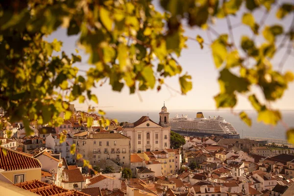 Tourism Cruise Ship Port Front Old Town Alfama City Lisbon — Stock fotografie