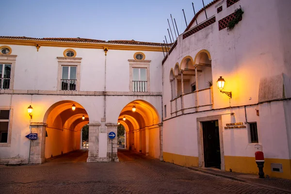 ポルトガルのAlentejoのElvasの旧市街の砦と市壁の門とトンネル ポルトガル エルバス 2021年10月 — ストック写真