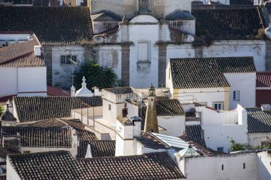 Portekiz, Alentejo 'daki eski şehir Evora' nın manzarası. Portekiz, Evora, Ekim 2021