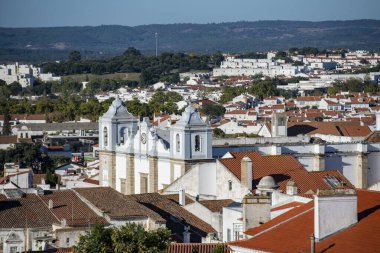 Portekiz 'in Alentejo kentindeki Evora şehrindeki Parca do Giraldo Meydanı' ndaki igreja de Santo Antao 'da. Portekiz, Evora, Ekim 2021