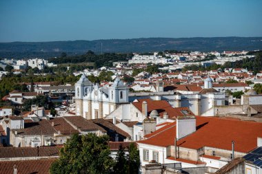 Portekiz 'in Alentejo kentindeki Evora şehrindeki Parca do Giraldo Meydanı' ndaki igreja de Santo Antao 'da. Portekiz, Evora, Ekim 2021