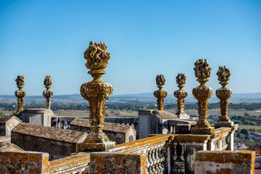 Portekiz 'in Alentejo kentindeki Evora şehrindeki Katedral ya da Evero Katedrali' nin çatısında. Portekiz, Evora, Ekim 2021