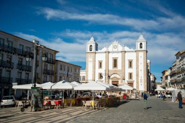 Portekiz 'in Alentejo kentindeki Evora şehrindeki Parca do Giraldo Meydanı' ndaki igreja de Santo Antao 'da. Portekiz, Evora, Ekim 2021