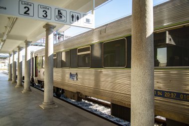 Portekiz, Alentejo 'daki Evora şehrinin demiryolu istasyonu. Portekiz, Evora, Ekim 2021