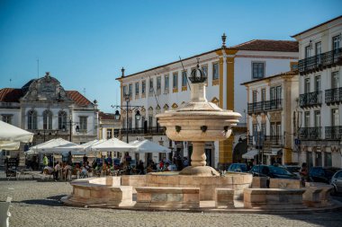 Portekiz 'in Alentejo kentindeki Evora şehrindeki Parca do Giraldo Meydanı. Portekiz, Evora, Ekim 2021