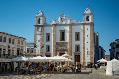 Portekiz 'in Alentejo kentindeki Evora şehrindeki Parca do Giraldo Meydanı' ndaki igreja de Santo Antao 'da. Portekiz, Evora, Ekim 2021