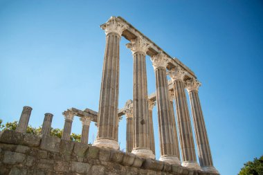 Portekiz 'in Alentejo kentindeki Evora şehrindeki Largo do Conde de Vila Flor' daki Templo de Diana ya da Templo Romana. Portekiz, Evora, Ekim 2021