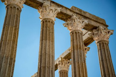Portekiz 'in Alentejo kentindeki Evora şehrindeki Largo do Conde de Vila Flor' daki Templo de Diana ya da Templo Romana. Portekiz, Evora, Ekim 2021