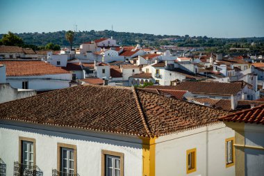 Portekiz, Alentejo 'daki eski şehir Evora' nın manzarası. Portekiz, Evora, Ekim 2021