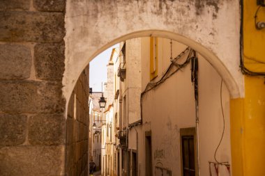 Portekiz 'in Alentejo kentindeki Evora şehrinde küçük bir ara sokak. Portekiz, Evora, Ekim 2021