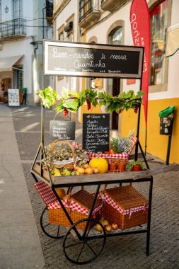 Portekiz 'in Alentejo kentindeki Evora şehrindeki Alentejo' dan gelen yiyeceklerin olduğu bir dükkan. Portekiz, Evora, Ekim 2021