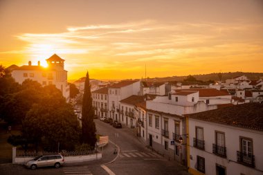 Portekiz, Alentejo 'daki eski şehir Evora' nın manzarası. Portekiz, Evora, Ekim 2021