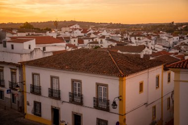 Portekiz, Alentejo 'daki eski şehir Evora' nın manzarası. Portekiz, Evora, Ekim 2021