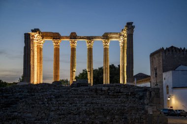 Portekiz 'in Alentejo kentindeki Evora şehrindeki Largo do Conde de Vila Flor' daki Templo de Diana ya da Templo Romana. Portekiz, Evora, Ekim 2021