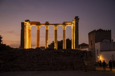 Portekiz 'in Alentejo kentindeki Evora şehrindeki Largo do Conde de Vila Flor' daki Templo de Diana ya da Templo Romana. Portekiz, Evora, Ekim 2021