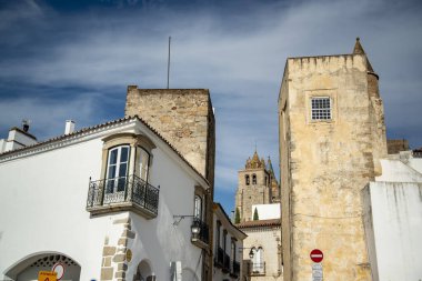 Portekiz 'in Alentejo kentindeki Evora şehrindeki Evero Katedrali veya Se ve Manastırı. Portekiz, Evora, Ekim 2021