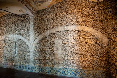 Capela dos Ossos 'taki St. Francis Kilisesi' ndeki insan kemikleri ya da Portekiz 'in Alentejo kentindeki Evora şehrindeki igreja de Sao Francisco. Portekiz, Evora, Ekim 2021