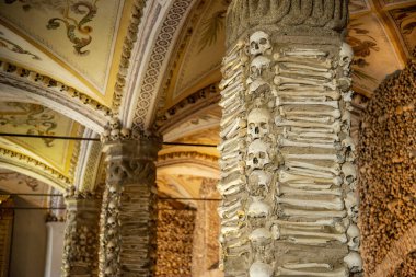 Capela dos Ossos 'taki St. Francis Kilisesi' ndeki insan kemikleri ya da Portekiz 'in Alentejo kentindeki Evora şehrindeki igreja de Sao Francisco. Portekiz, Evora, Ekim 2021