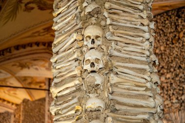 Capela dos Ossos 'taki St. Francis Kilisesi' ndeki insan kemikleri ya da Portekiz 'in Alentejo kentindeki Evora şehrindeki igreja de Sao Francisco. Portekiz, Evora, Ekim 2021