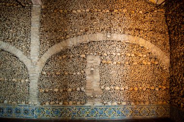 Capela dos Ossos 'taki St. Francis Kilisesi' ndeki insan kemikleri ya da Portekiz 'in Alentejo kentindeki Evora şehrindeki igreja de Sao Francisco. Portekiz, Evora, Ekim 2021