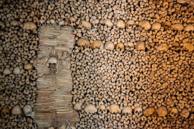 Capela dos Ossos 'taki St. Francis Kilisesi' ndeki insan kemikleri ya da Portekiz 'in Alentejo kentindeki Evora şehrindeki igreja de Sao Francisco. Portekiz, Evora, Ekim 2021