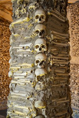 Capela dos Ossos 'taki St. Francis Kilisesi' ndeki insan kemikleri ya da Portekiz 'in Alentejo kentindeki Evora şehrindeki igreja de Sao Francisco. Portekiz, Evora, Ekim 2021
