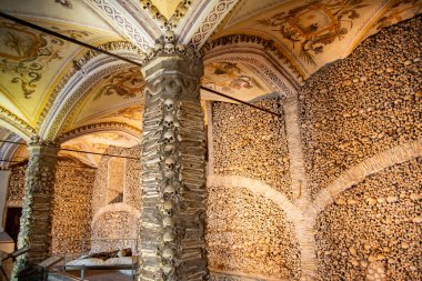 Capela dos Ossos 'taki St. Francis Kilisesi' ndeki insan kemikleri ya da Portekiz 'in Alentejo kentindeki Evora şehrindeki igreja de Sao Francisco. Portekiz, Evora, Ekim 2021