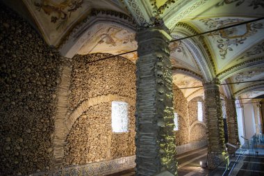 Capela dos Ossos 'taki St. Francis Kilisesi' ndeki insan kemikleri ya da Portekiz 'in Alentejo kentindeki Evora şehrindeki igreja de Sao Francisco. Portekiz, Evora, Ekim 2021