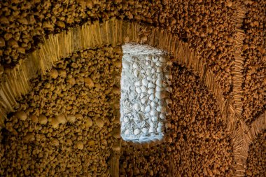 Capela dos Ossos 'taki St. Francis Kilisesi' ndeki insan kemikleri ya da Portekiz 'in Alentejo kentindeki Evora şehrindeki igreja de Sao Francisco. Portekiz, Evora, Ekim 2021