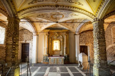 Capela dos Ossos 'taki St. Francis Kilisesi' ndeki insan kemikleri ya da Portekiz 'in Alentejo kentindeki Evora şehrindeki igreja de Sao Francisco. Portekiz, Evora, Ekim 2021