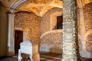 Capela dos Ossos 'taki St. Francis Kilisesi' ndeki insan kemikleri ya da Portekiz 'in Alentejo kentindeki Evora şehrindeki igreja de Sao Francisco. Portekiz, Evora, Ekim 2021