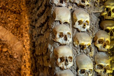 Capela dos Ossos 'taki St. Francis Kilisesi' ndeki insan kemikleri ya da Portekiz 'in Alentejo kentindeki Evora şehrindeki igreja de Sao Francisco. Portekiz, Evora, Ekim 2021