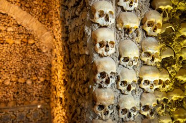Capela dos Ossos 'taki St. Francis Kilisesi' ndeki insan kemikleri ya da Portekiz 'in Alentejo kentindeki Evora şehrindeki igreja de Sao Francisco. Portekiz, Evora, Ekim 2021