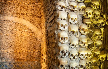 Capela dos Ossos 'taki St. Francis Kilisesi' ndeki insan kemikleri ya da Portekiz 'in Alentejo kentindeki Evora şehrindeki igreja de Sao Francisco. Portekiz, Evora, Ekim 2021