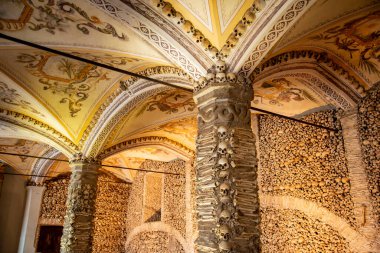 Capela dos Ossos 'taki St. Francis Kilisesi' ndeki insan kemikleri ya da Portekiz 'in Alentejo kentindeki Evora şehrindeki igreja de Sao Francisco. Portekiz, Evora, Ekim 2021