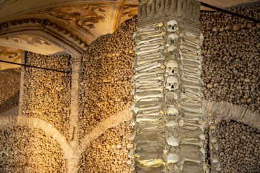 Capela dos Ossos 'taki St. Francis Kilisesi' ndeki insan kemikleri ya da Portekiz 'in Alentejo kentindeki Evora şehrindeki igreja de Sao Francisco. Portekiz, Evora, Ekim 2021