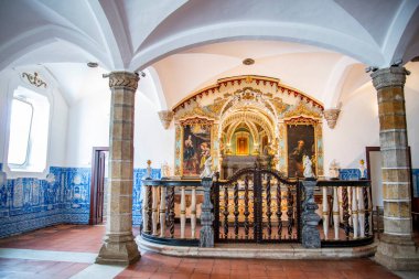 Portekiz 'in Alentejo kentindeki Evora şehrindeki Capela dos Ossos Kilisesi ya da Igreja de Sao Francisco' nun girişi. Portekiz, Evora, Ekim 2021