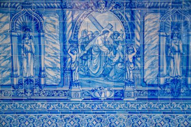 Aziz Francis Kilisesi 'nin Capela dos Ossos girişindeki azulejos ya da Portekiz' in Alentejo kentindeki Evora şehrindeki Igreja de Sao Francisco. Portekiz, Evora, Ekim 2021