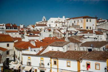 Portekiz, Alentejo 'daki eski şehir Evora' nın manzarası. Portekiz, Evora, Ekim 2021